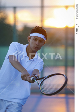テニスをする男性 テニスをする男性 35090880
