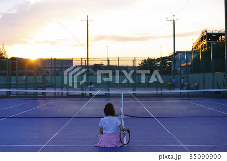 テニスコートにいる女性 35090900