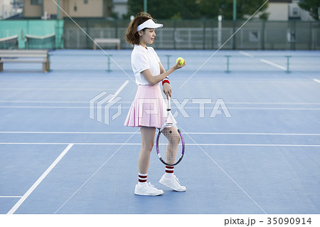 テニスコートにいる女性 テニスコートにいる女性 35090914