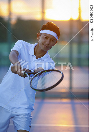 テニスをする男性 35090932