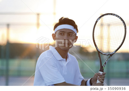 テニスをする男性 35090936