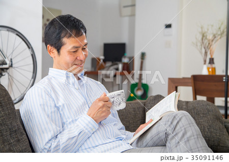 読書をする中年男性　ミドル世代　中高年　短髪の男性　カジュアル　普段着　男の人 35091146