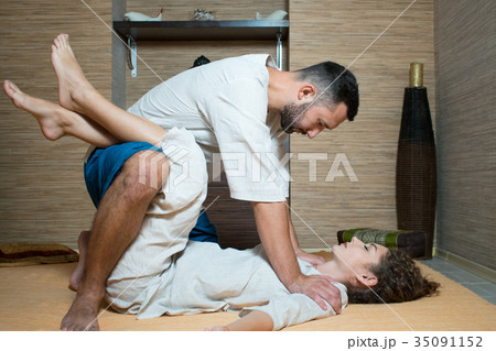 therapist makes a Tibetan massage to a young woman 35091152