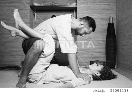 therapist makes a Tibetan massage to a young woman 35091153