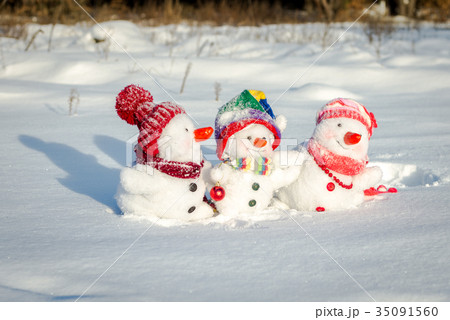 Happy snowman family 35091560