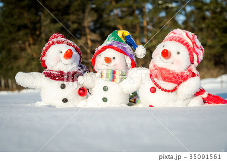Happy snowman family 35091561