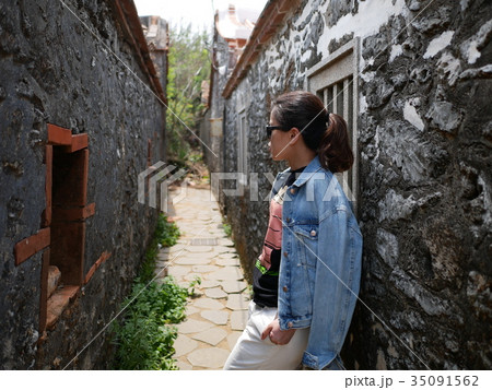 台湾の旧市街に立つ女性 台湾の旧市街に立つ女性 35091562