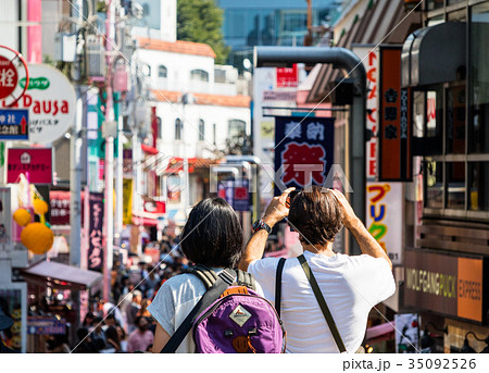 原宿 竹下通りを観光する旅行者の写真素材