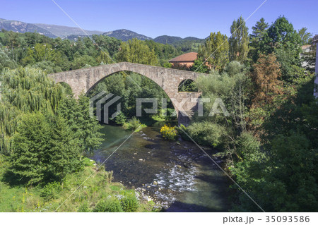 Medieval stone bridge, Sant Joan de les Abadesses Medieval stone bridge, Sant Joan de les Abadesses 35093586