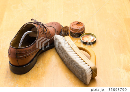 シューケアー　靴磨きイメージ 35093790