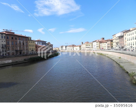イタリア ピサ アルノ川沿いの景色 イタリア ピサ アルノ川沿いの景色 35095616
