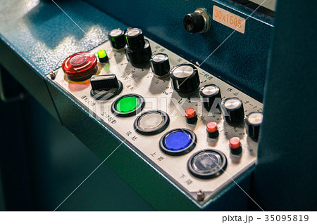 工場の運転スイッチ、起動スイッチ、非常停止ボタン 35095819