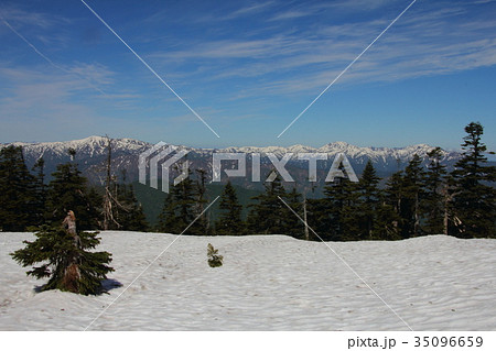 残雪の山 35096659