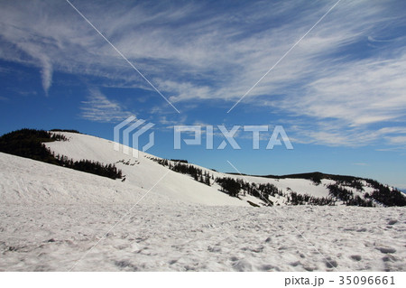 残雪の山 35096661