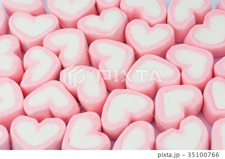 Pink heart shaped marshmallows background 35100766