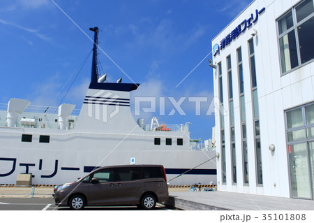 大間フェリーターミナルとフェリー 35101808