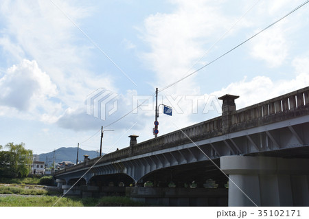 賀茂大橋を見上げる 35102171