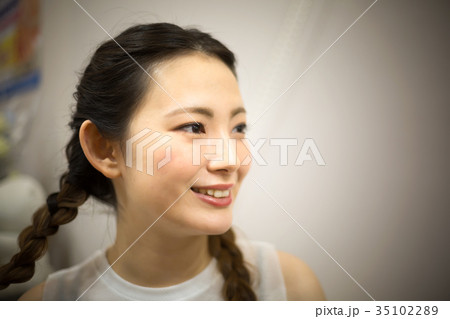 微笑む女性ポートレート 35102289