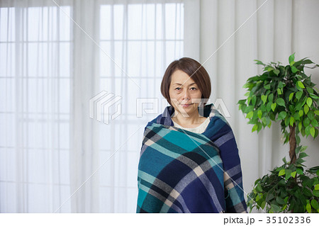 寒気を感じる冷え性の女性 35102336