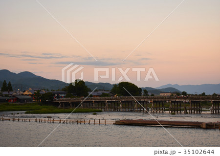 夕暮れ時の渡月橋 夕暮れ時の渡月橋 35102644