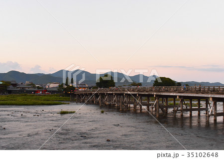 夕暮れ時の渡月橋 夕暮れ時の渡月橋 35102648