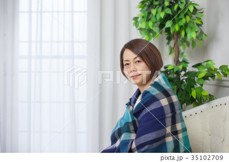 寒気を感じる冷え性の女性 35102709