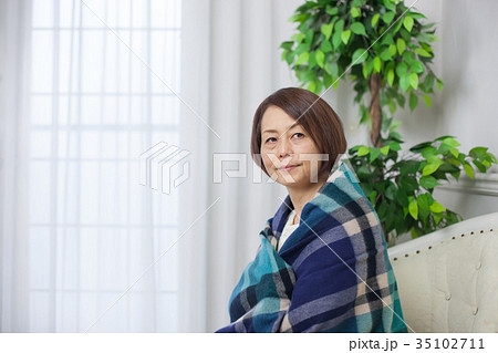 寒気を感じる冷え性の女性 35102711