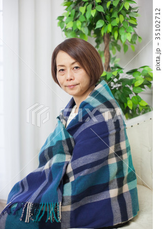 寒気を感じる冷え性の女性 35102712