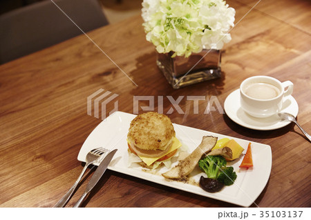 rice Hamburg and milk tea 35103137