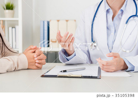 female doctor explain disease treatment solution 35105398