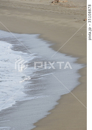 波打ち際(岩瀬浜海水浴場/富山県富山市岩瀬) 波打ち際(岩瀬浜海水浴場/富山県富山市岩瀬) 35108878