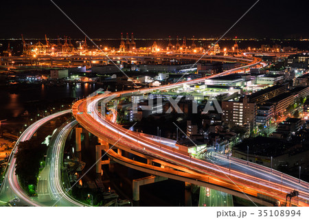 横浜 マリンタワーから望む 夜の首都高の写真素材