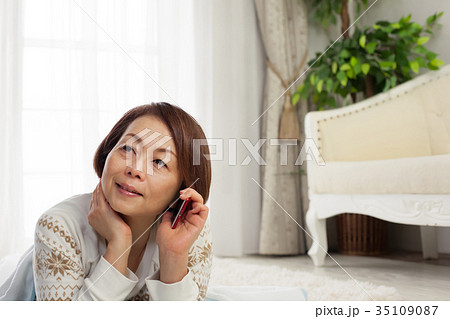 ミドル女性　起床 35109087