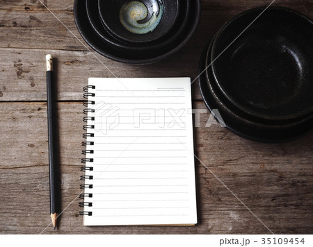 Empty bowls with blank notepad 35109454
