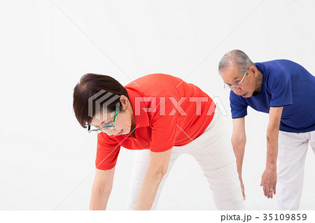 アクティブシニア老夫婦　健康 35109859
