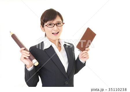 微笑む女性教師 35110238