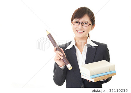 笑顔の女性教師 笑顔の女性教師 35110256