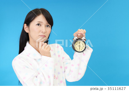朝寝坊をした女性 朝寝坊をした女性 35111627