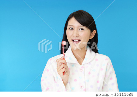 歯ブラシを持つ笑顔の女性 歯ブラシを持つ笑顔の女性 35111639