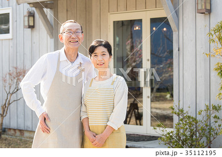 カフェスタッフ　シニア夫婦 35112195