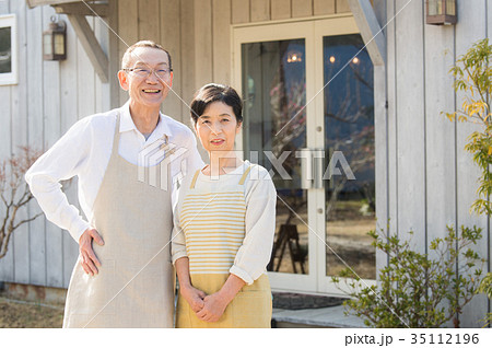 カフェスタッフ シニア夫婦 カフェスタッフ シニア夫婦 35112196