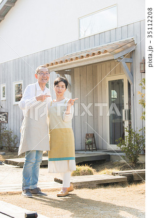 カフェスタッフ シニア夫婦 カフェスタッフ シニア夫婦 35112208