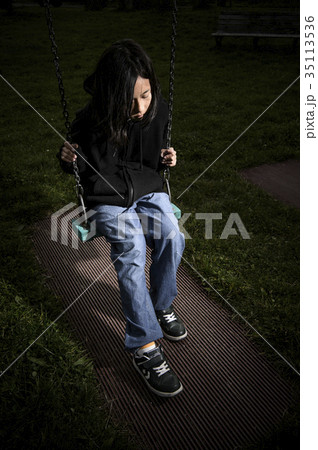 落ち込む子ども 落ち込む子ども 35113536