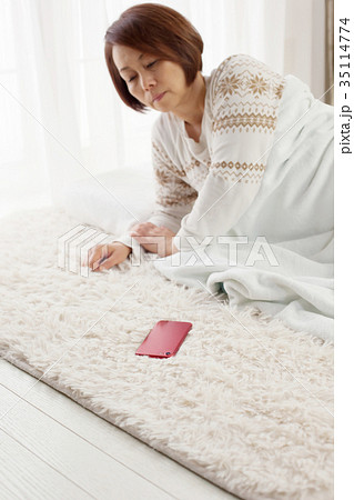 ミドル女性　起床　スマホピント 35114774