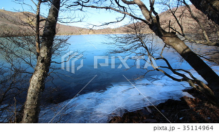 冬到来のイメージ(赤城山小沼(この)の氷結 冬到来のイメージ(赤城山小沼(この)の氷結 35114964