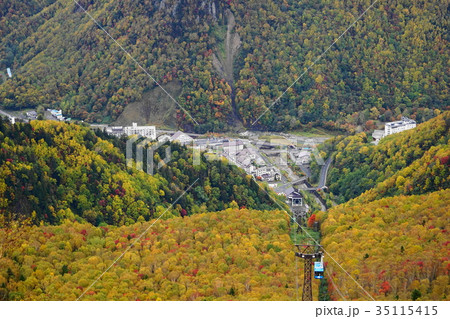 9月 大雪山層雲峡02黒岳ロープウエイと紅葉の写真素材