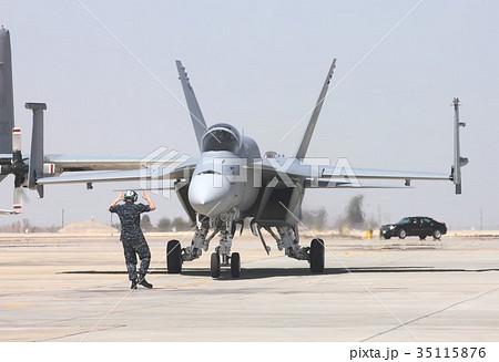 カリフォルニア州エルセントロ基地を滑走する米海軍の空母艦載機F/A-18Eスーパーホーネット戦闘機 35115876