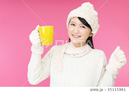 珈琲を飲み寛ぐ女性 35115961