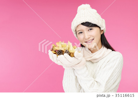 落ち葉を持つ笑顔の女性 35116615