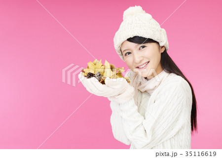 落ち葉を持つ笑顔の女性 35116619